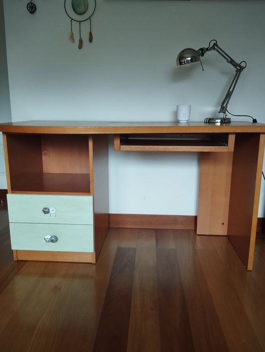 Secretária de madeira com banco