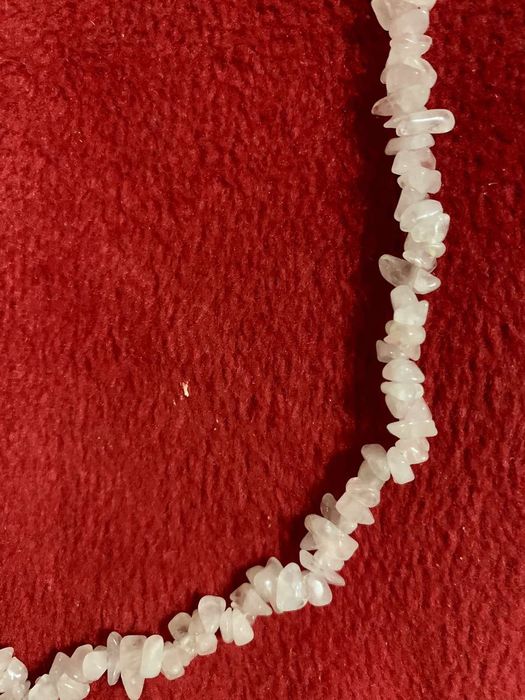 Бусы из натурального камня.
Длина-40 см.
Камень похож на сахарный квар
