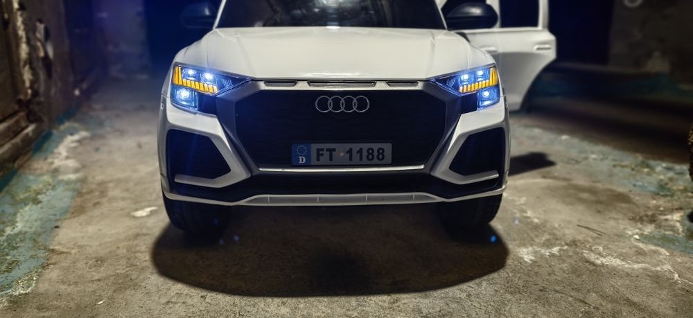 Дитячий електромобіль Audi Q8