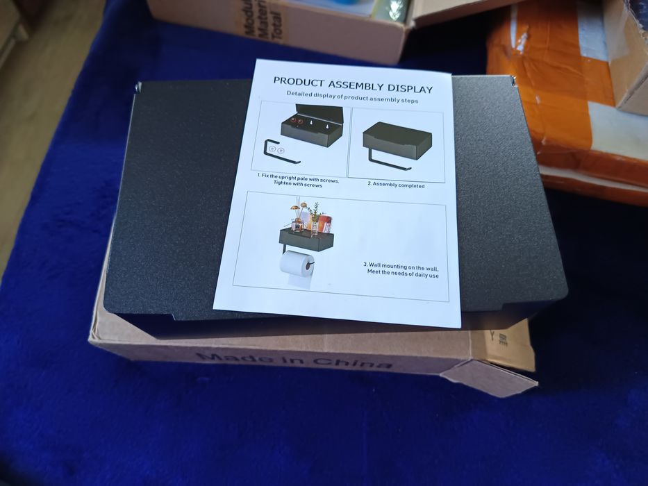 suporte de papel higiénico de aço inoxidável preto com prateleira de armazenamento e dispensador de toalhetes, montável na parede.