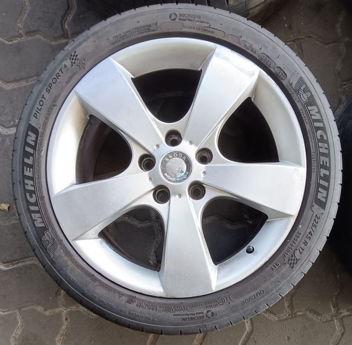 Jantes Skoda R17 Com Pneus 225/45 Furação 5X112