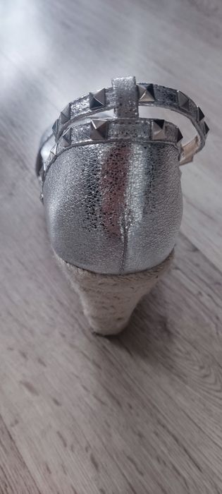 Buty na wysokiej koturnie srebrne 38