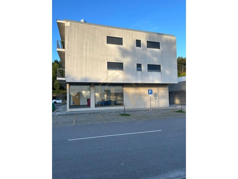 Oportunidade De Investimento | Loja Com Potencial Para Habitação