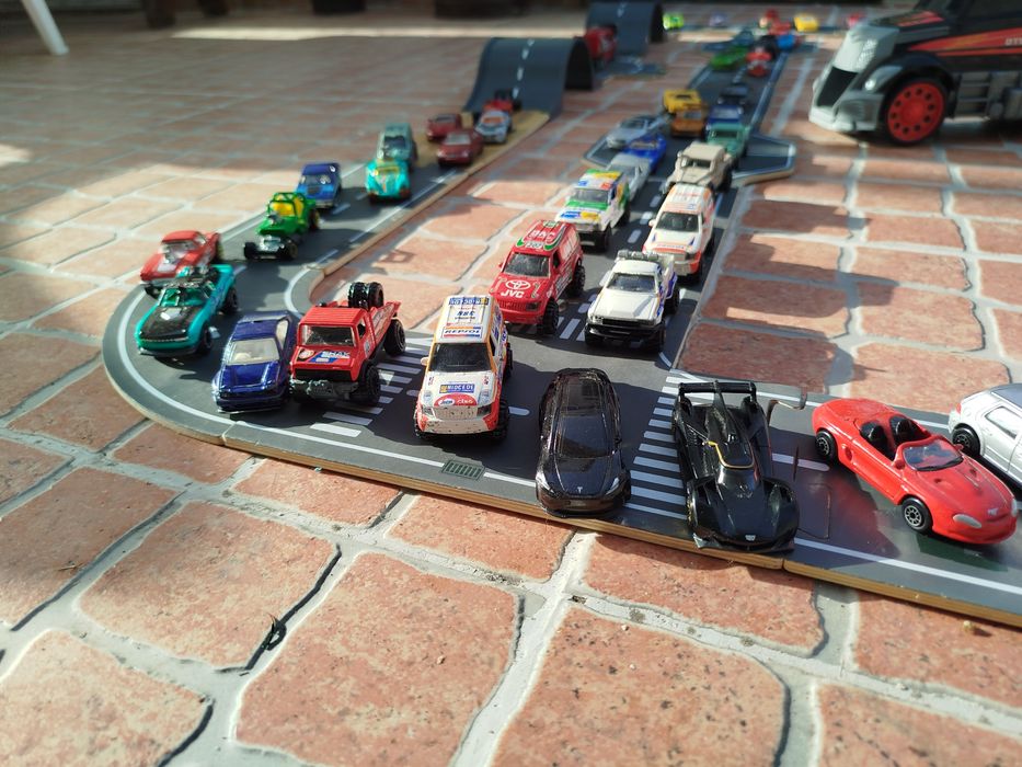 Diversos carros Hotweels