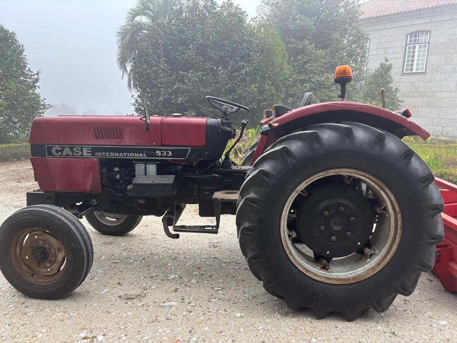 Trator e alfaias agrícolas