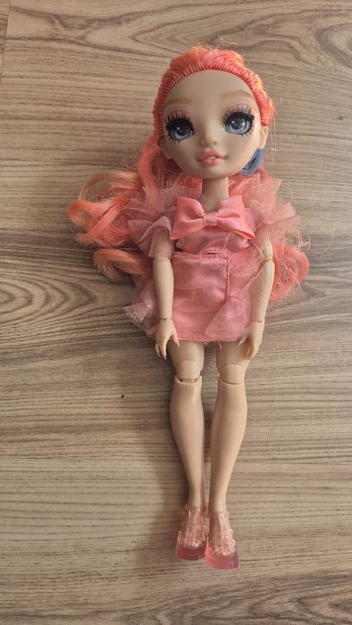 Lalka Pinkly Paige z popularnej serii Rainbow High: New Friends