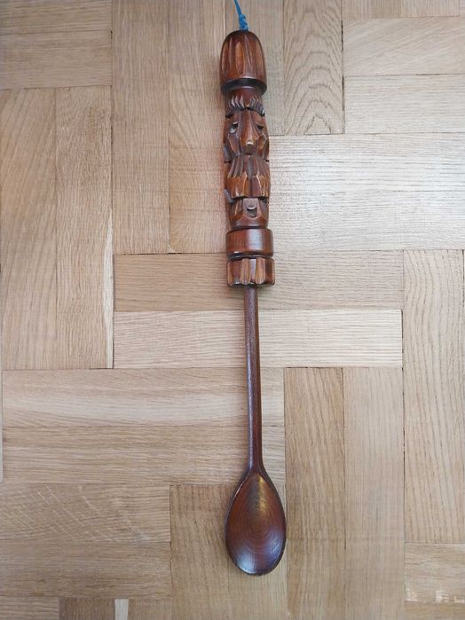 Łyżka dekoracyjna z drewna.