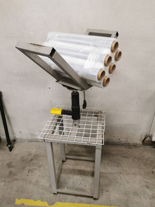 Stojak do pakowania rolek folii stretch