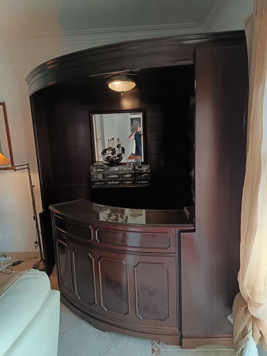 Bar em nogueira com luz