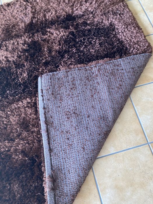 Tapete castanho de pelos