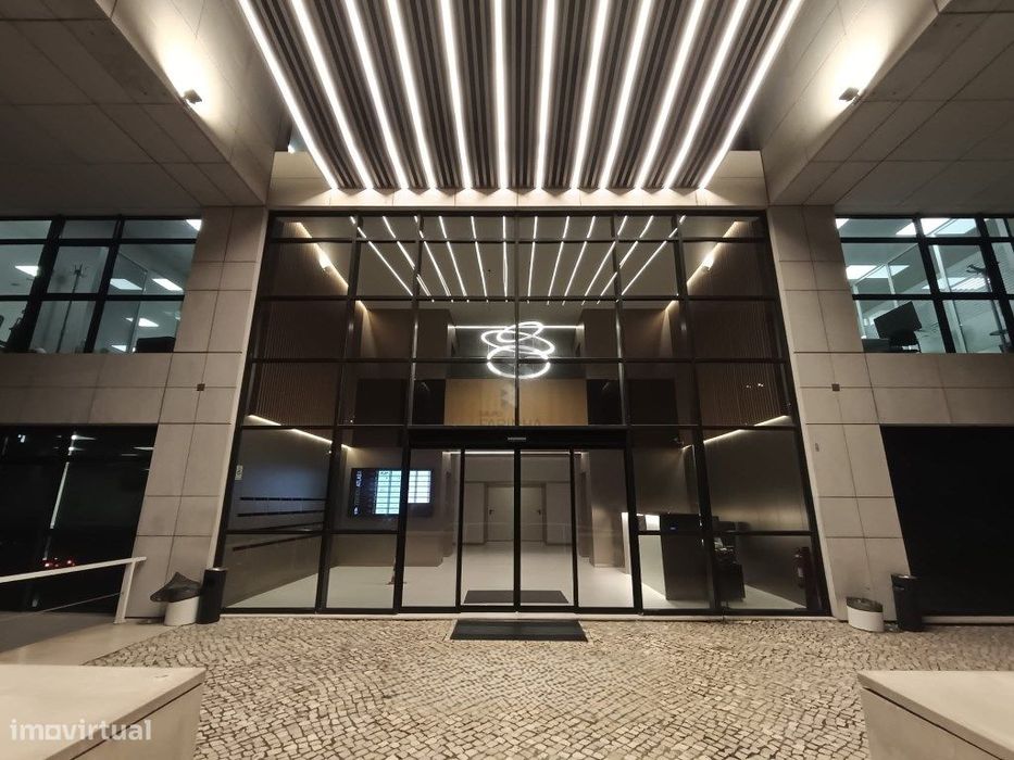 Escritório de qualidade/prestígio num só piso servido por dois elev...