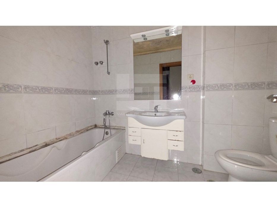 Apartamento T3 na Urbanização Alto da Mira, Amadora, com elevador.