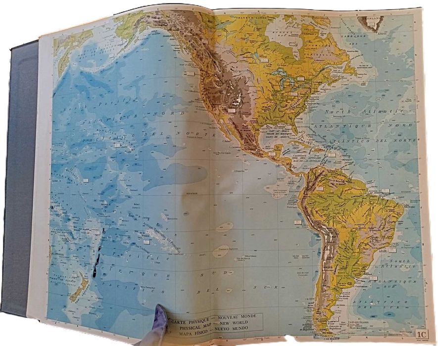 Livros.Atlas internacional Larousse político económico-FR-ENG-ESP-1965