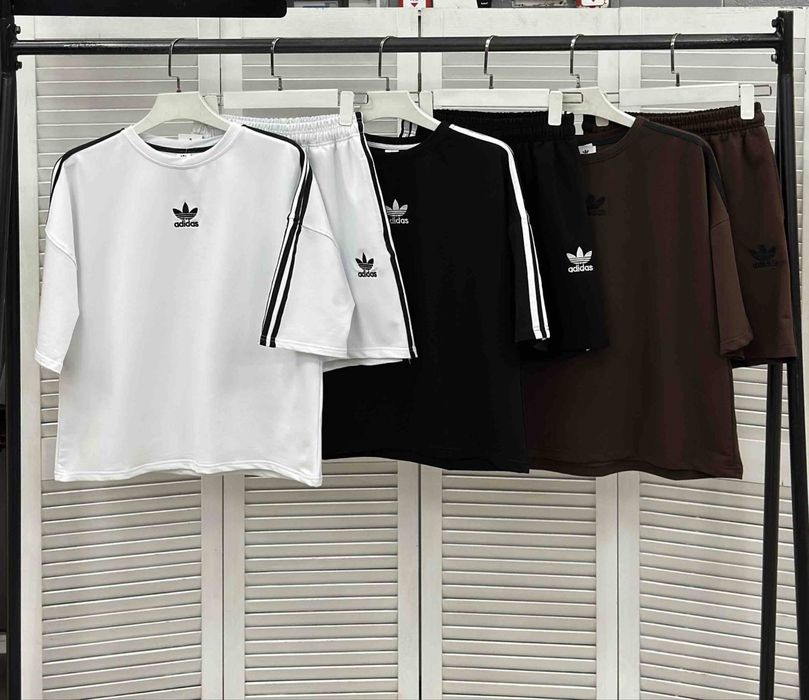 Стильний костюм з шортами adidas