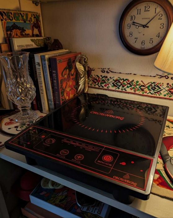 Чорна інфрачервона настільна плита на одну конфорку