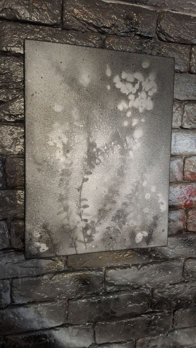 Абстрактна  картина в сірих тонах.