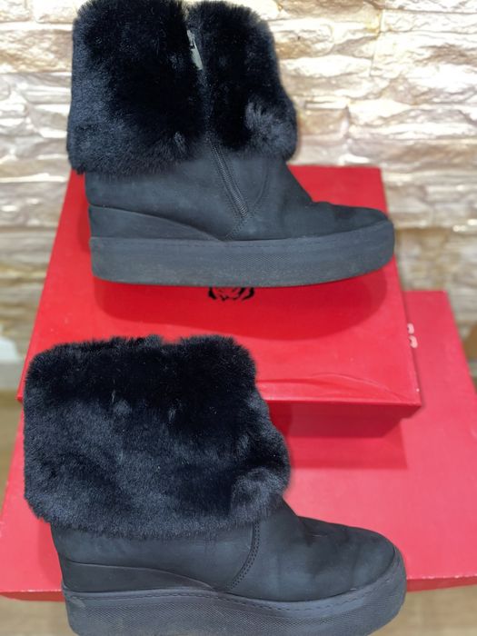 Зимние ботинки на танкетке