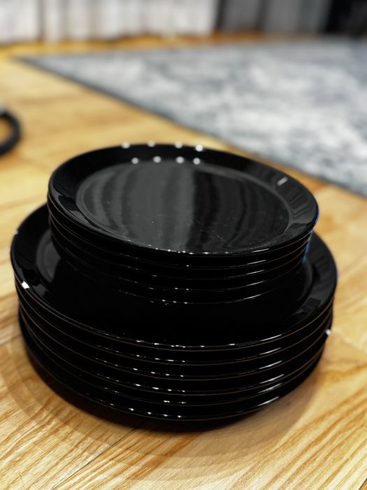 Czarne talerze H&M Home 6x duży, 5x mały