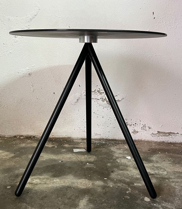 Mesa de cabeceira em vidro preto com pés metálicos – design moderno