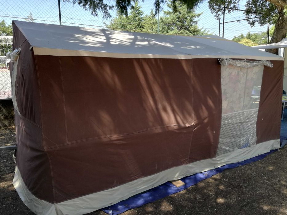 Auto-tenda com cozinha