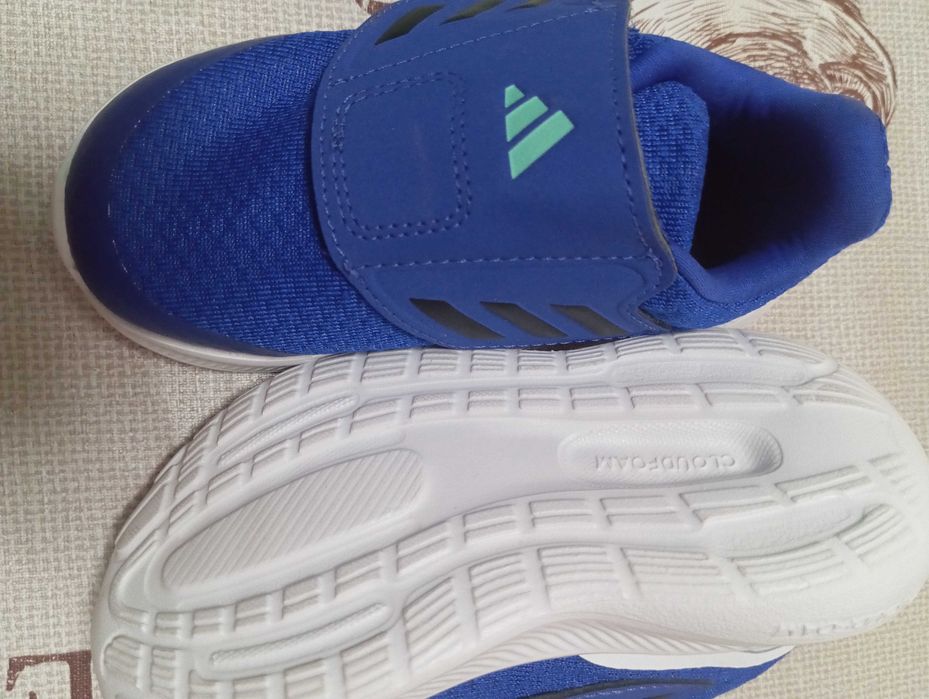 Tênis de criança da adidas