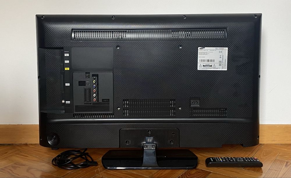 TV Samsung 32” UE32H4000AW com comando original e cabo – Bom estado