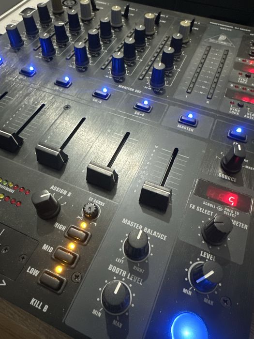 Mesa de Mistura Behringer DJX750