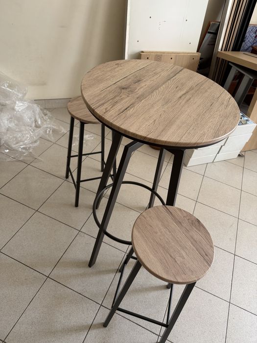 Mesa com dois Bancos