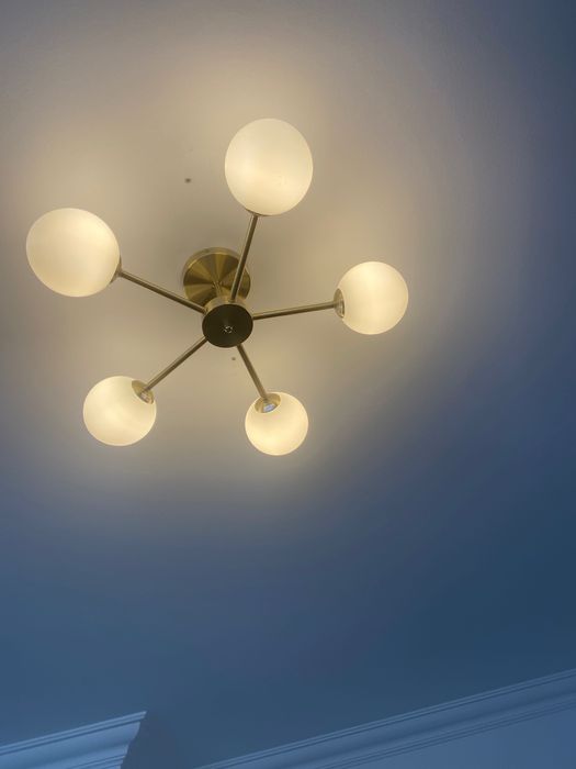 Candeeiro de teto SKlum como novo branco e dourado