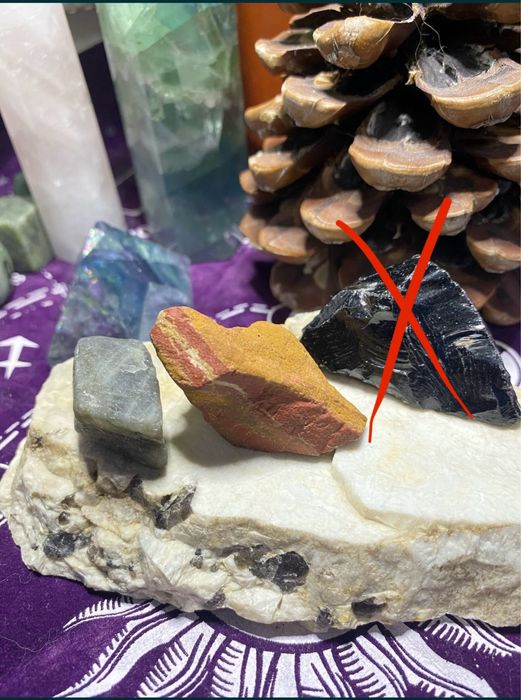 Необроблені мінерали яшма, лабрадор, обсидіан