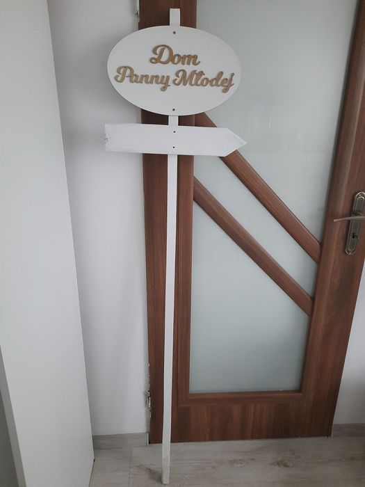 Drogowskaz znak weselny, Dom Panny Młodej, strzałka, biała