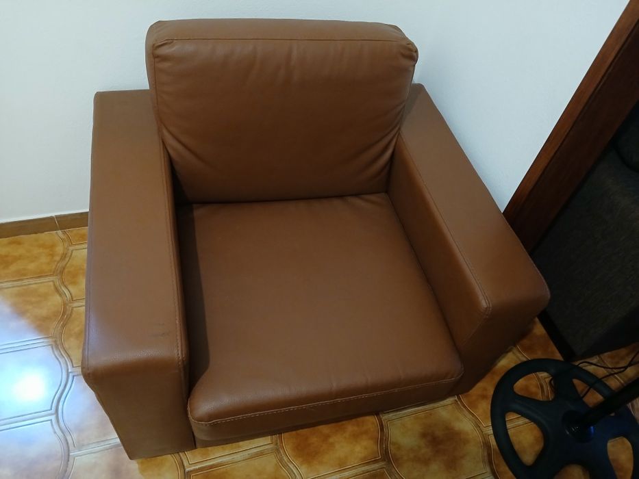 Sofá + Cadeirão em Pele