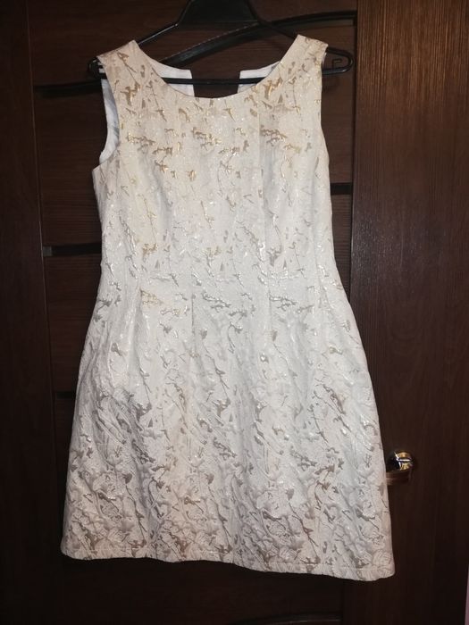 Sukienka ze złotą nitką