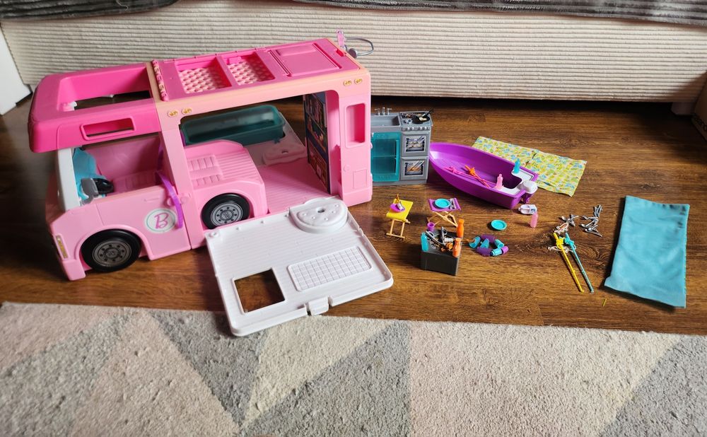 Barbie Kamper z wyposazeniem