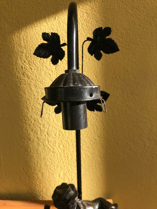 Candeeiro antigo velho sentado num banco de jardim