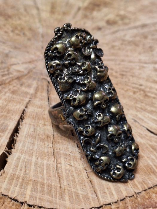 Anel gótico caveiras