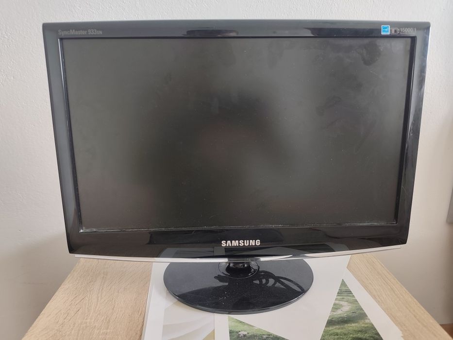 Monitor LCD Samsung z okablowaniem