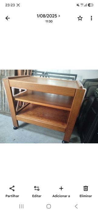 Mesa de apoio com rodas