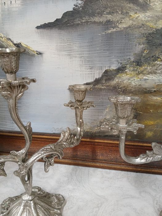 par candelabros metal prateado