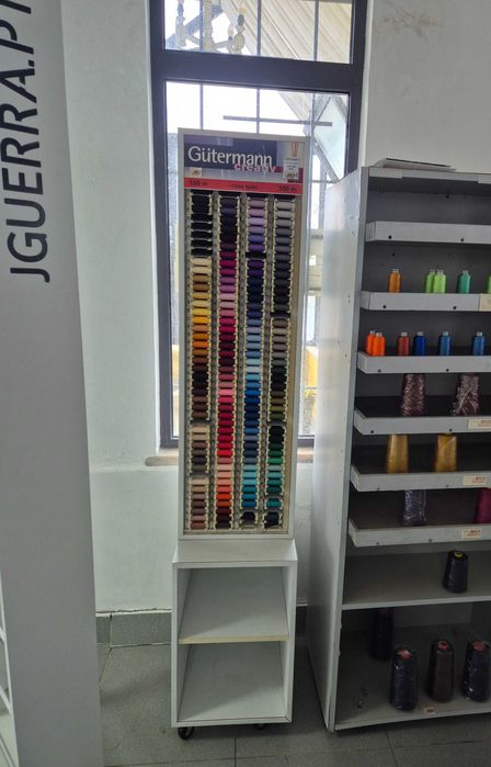 Expositor de Linhas Gutermann Cose Tudo 100m