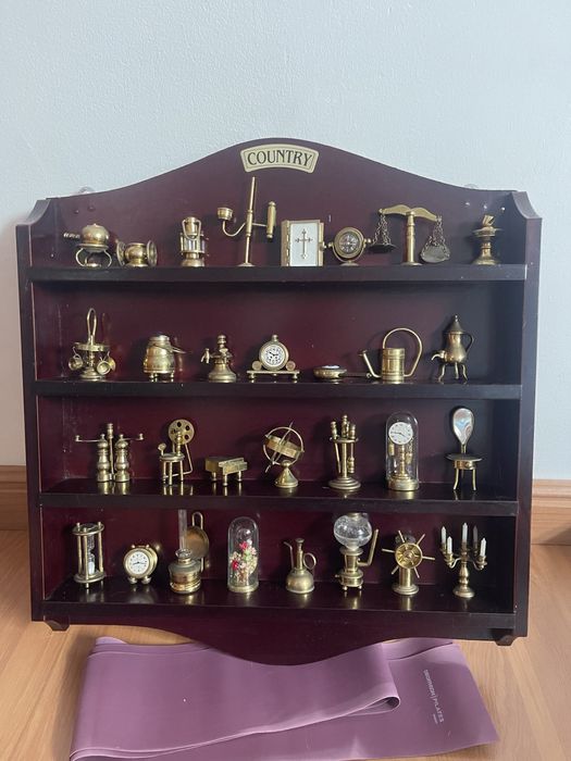 Estante decorativa con motivos rurais