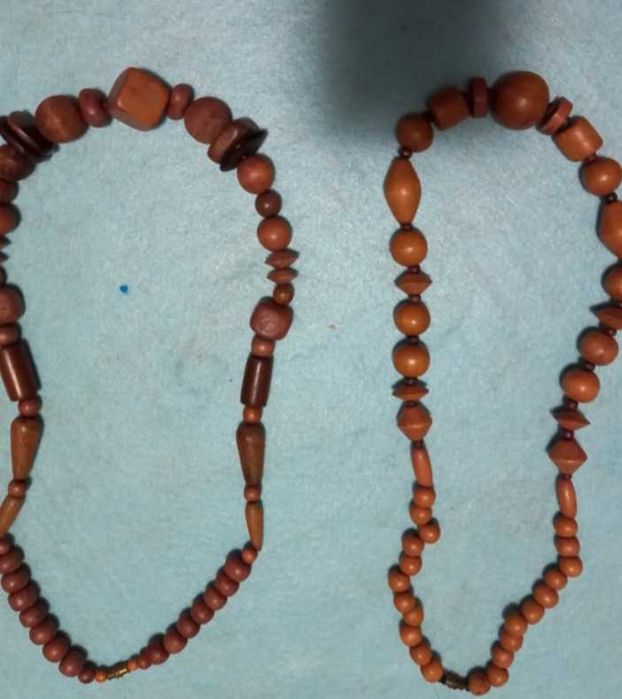 Colares de madeira pequenos