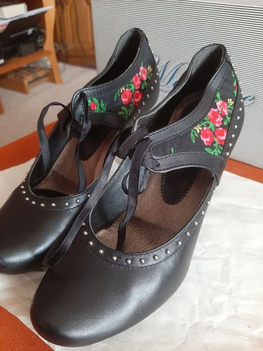 Damskie buty skórzane.