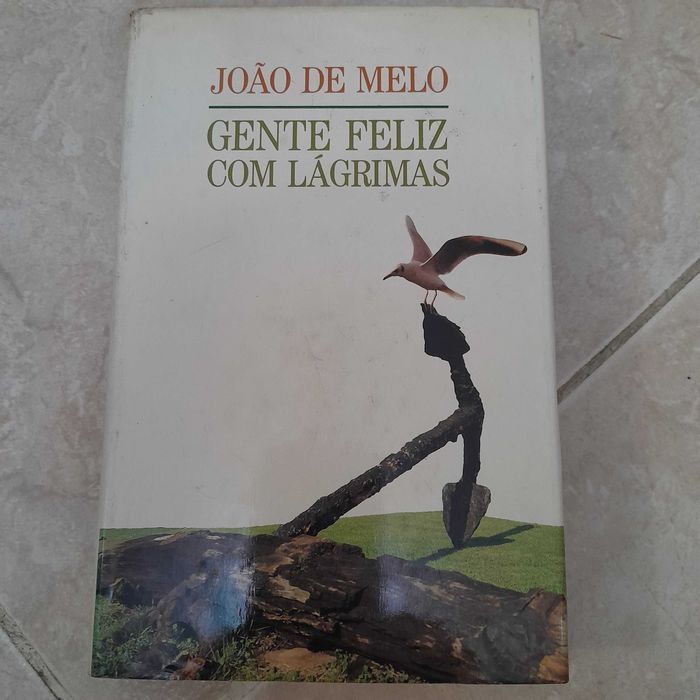 Gente Feliz com Lágrimas de João de Melo