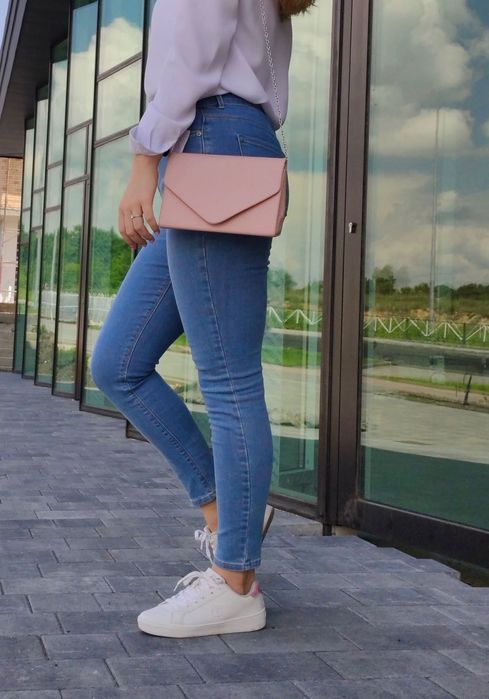 Білі кросівки від Champion – комфортні та стильні.