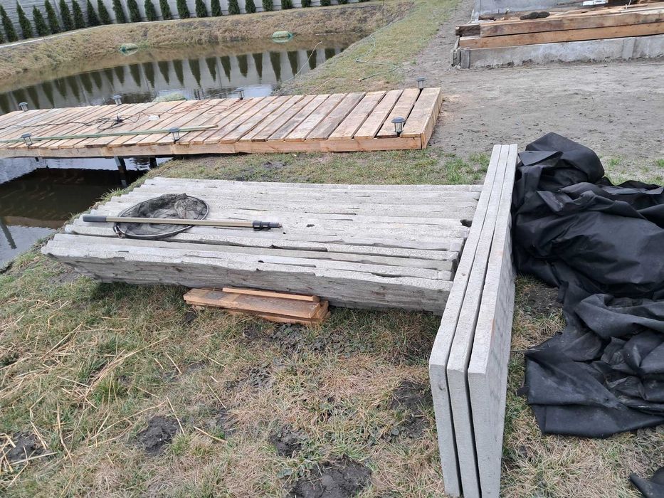 rozebrane wiaty z płyt betonowych krytych deską