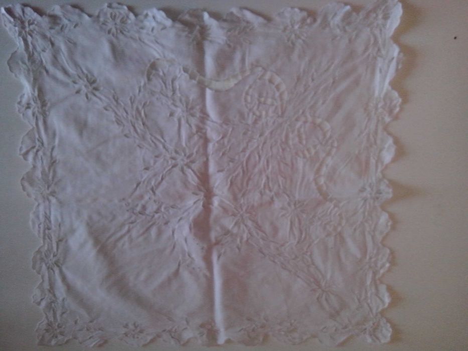 Naperon. Antigo. Dimensão 46 cm X49