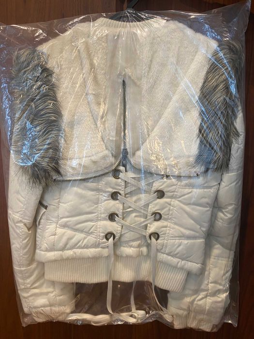Kispo / casaco com  capuz branco novo