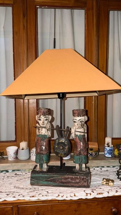 Candeeiro artesanal em madeira esculpida