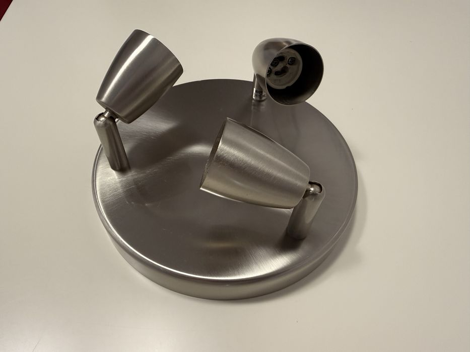 Focus de iluminacao em cromado